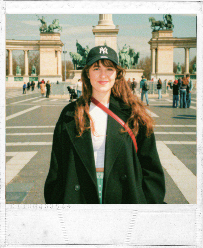 Marina Delojo sonriendo frente a la Plaza de los Héroes en Budapest